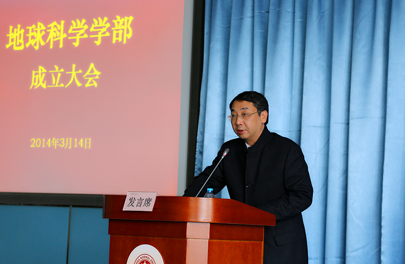 朱自强主持大会